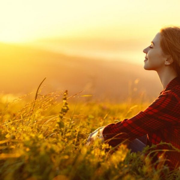 mujer-feliz-sonriendo-768x512